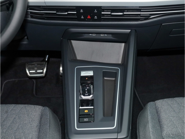 VW Golf VIII Move 1.5 eTSI DSG Navi LED PDC SITZHZG LEDERMFL