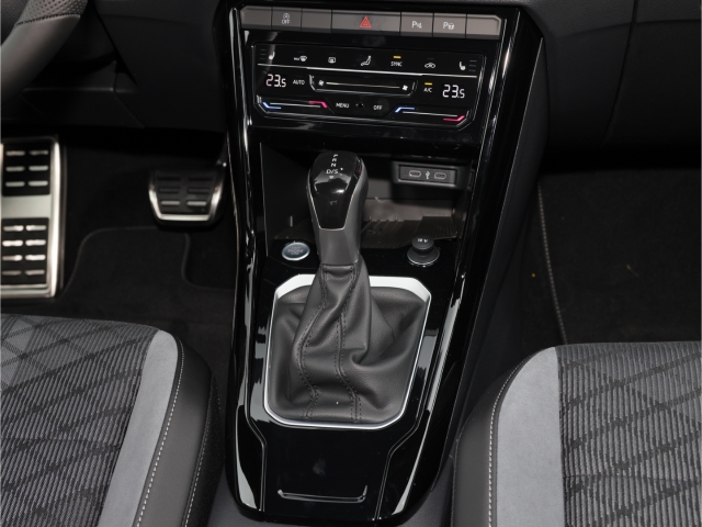 VW T-Roc R-Line Black Style 1.5 TSI DSG AHK Pano Kamera
